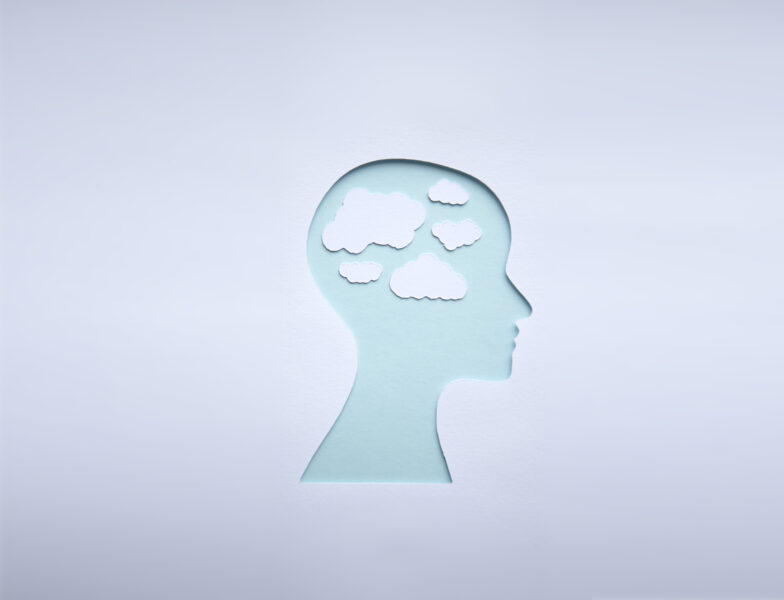 Bild von weissen Wolken in grünser Kopfsilhouette als Themenbild Über uns FO Education
