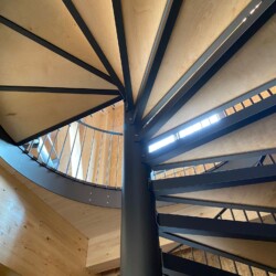 Innenaufnahme der Wendeltreppe von unten in der FO-Education