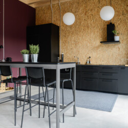 Bild des Aufenthaltsbereiches der FO-Education mit Hochtisch und vier Hochstühlen in Kochecke